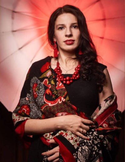 Portrait Marina Weisband vor Rotem Schirm