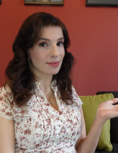 Marina Weisband mit zeigender Geste